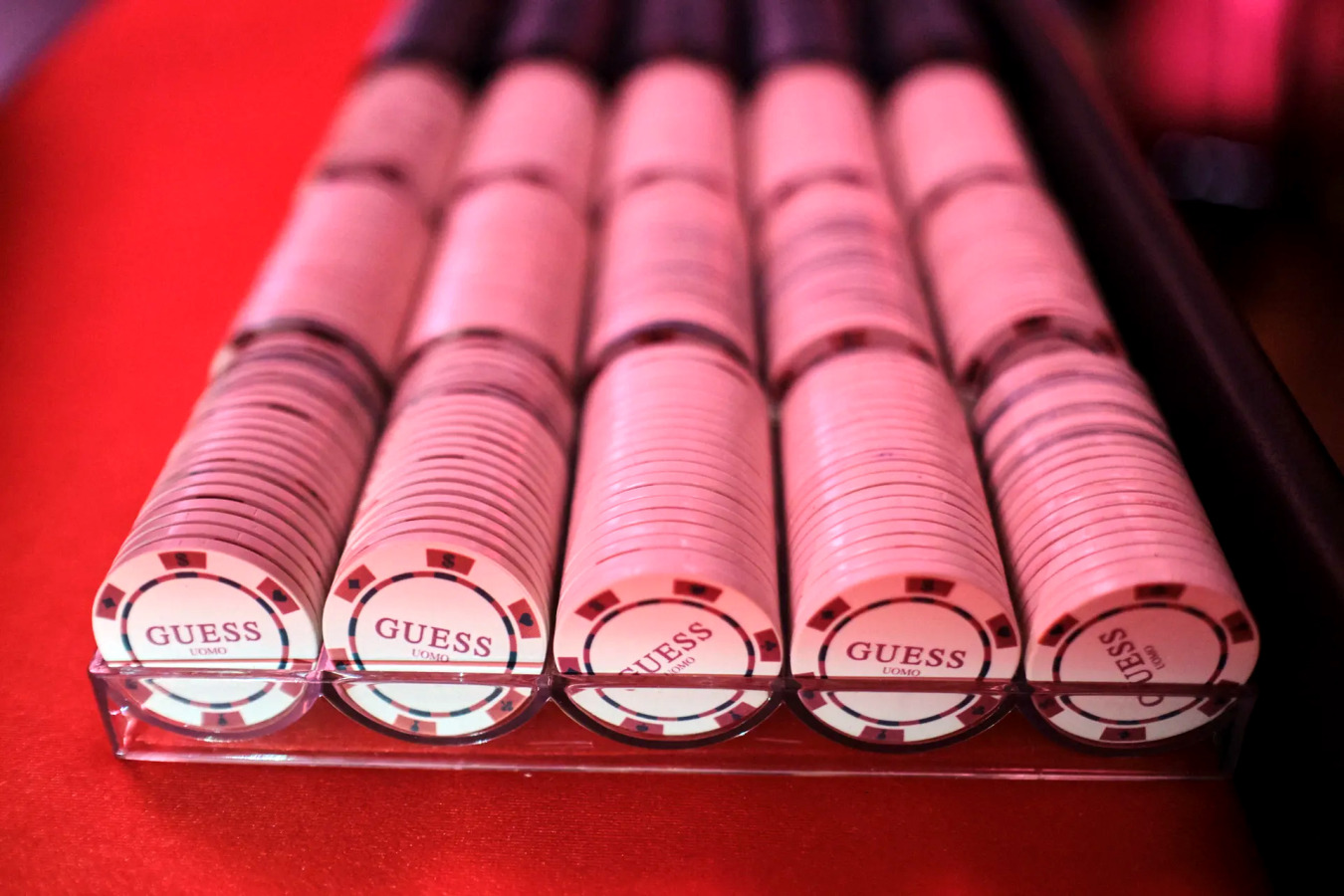 Presentacion del perfume Guess Uomo