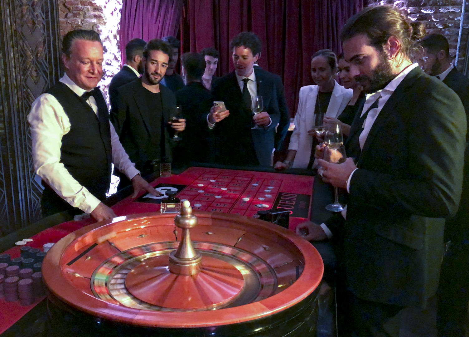 Presentacion del perfume Guess Uomo