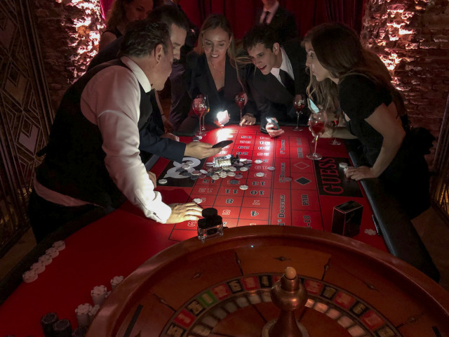 Presentacion del perfume Guess Uomo